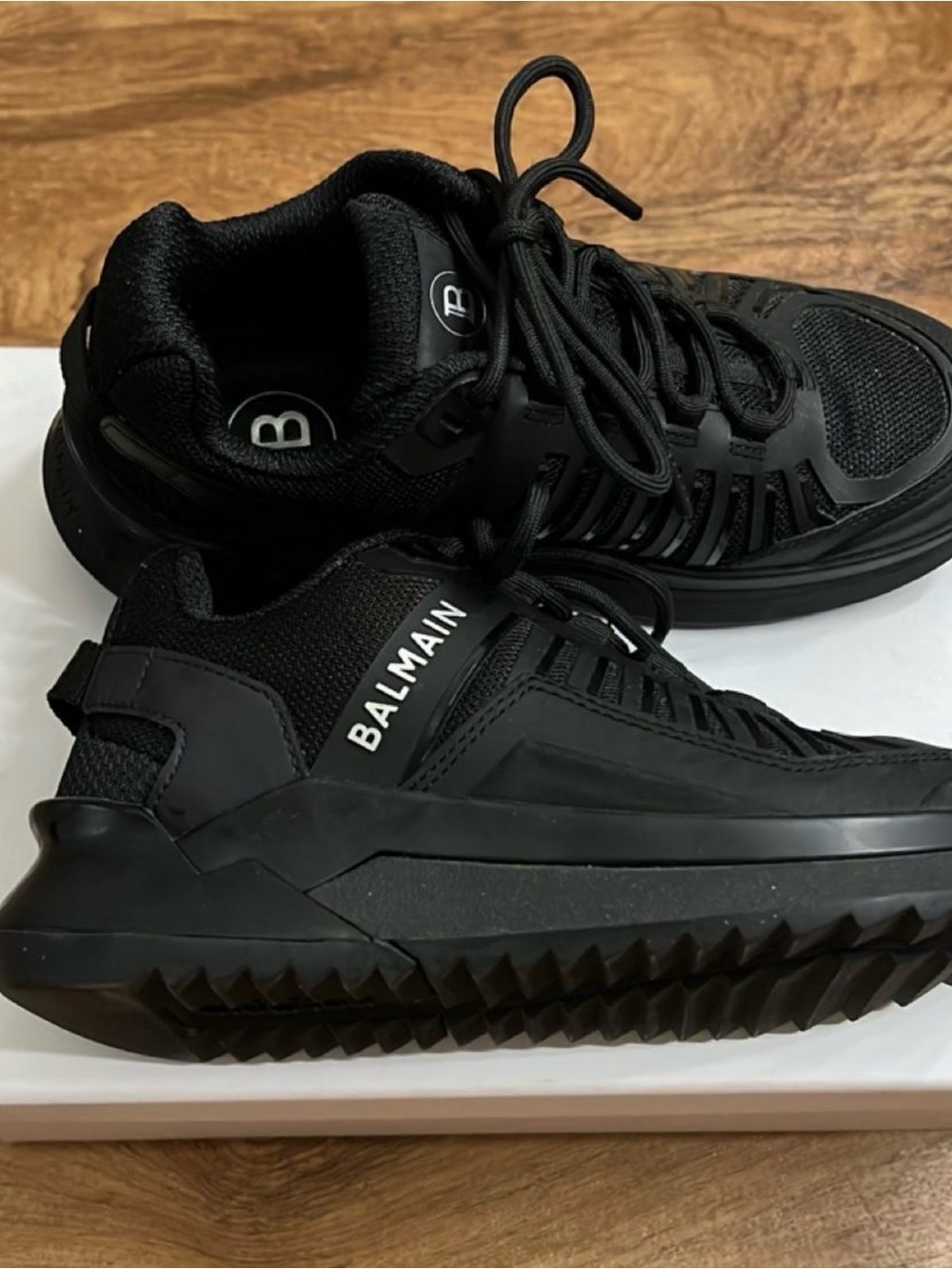 Balmain Black ladies 7-7.5 Low-Top chic  Sole Sneakers w box.